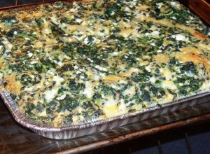 Recept online: Cibule zapkan se smetanou a unkou: Okoenn pltky cibule a kousky rajat a unky zapeen s vvarem a smetanou