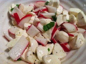 Recept online: edkvikov salt s vejci: Vitamnov salt z edkviek, paitky a mozzarelly  se zlivkou a vajenou plohou